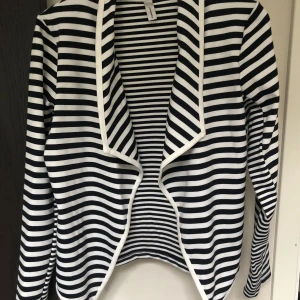 Kavaj - Marinblå och vit randig mjuk kavaj. 