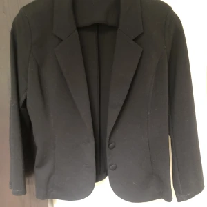 Kavaj - Svart kavaj Stl m/l.