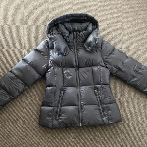 Superdry vinter jacka - Säljer min fina Superdry jacka som inte finns att köpa längre då jag köpt en annan. Jackan är i bra skick och är andvänd. Köpt för 1200, direkt köp för 990🌸pris kan diskuteras! Köpare står för frakten