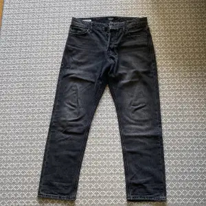 Feta mörkgrå jeans från Jack & Jones i modellen ”loose/chris” || skick 9/10 bara använda ett fåtal gånger || nypris: 449 || vid frågor kontakta mig via DM
