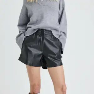 Säljer dessa supersnygga shorts från Bikbok! Köpta för 400 men säljer för 250❤️❤️helt oanvända! 
