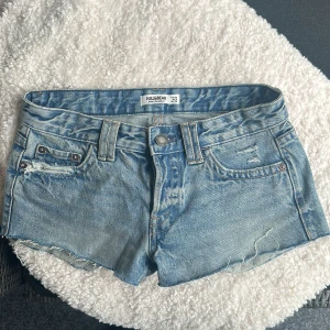 Lågmidjade jeansshorts  - Säljer mina lågmidjade jeans shorts från pull & bear som är slutsålda online💗