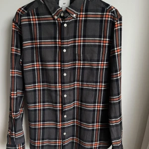 Skjorta  - Skjorta med flanell liknande material men inte lika tjock