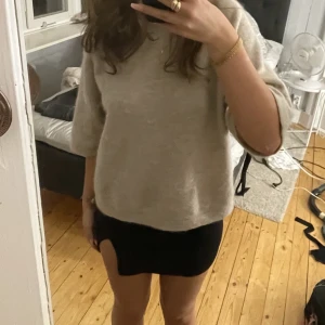 Minikjol med slits - Säljer denna superfina minikjolen med slits då jag aldrig använt den☺️