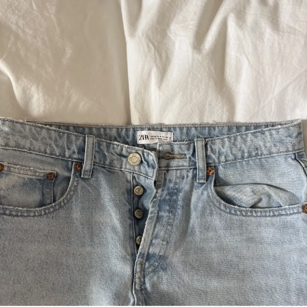 Säljer ett par fina, sparsamt använda jeans från zara. Säljer då de är försmå.. Jeans & Byxor.