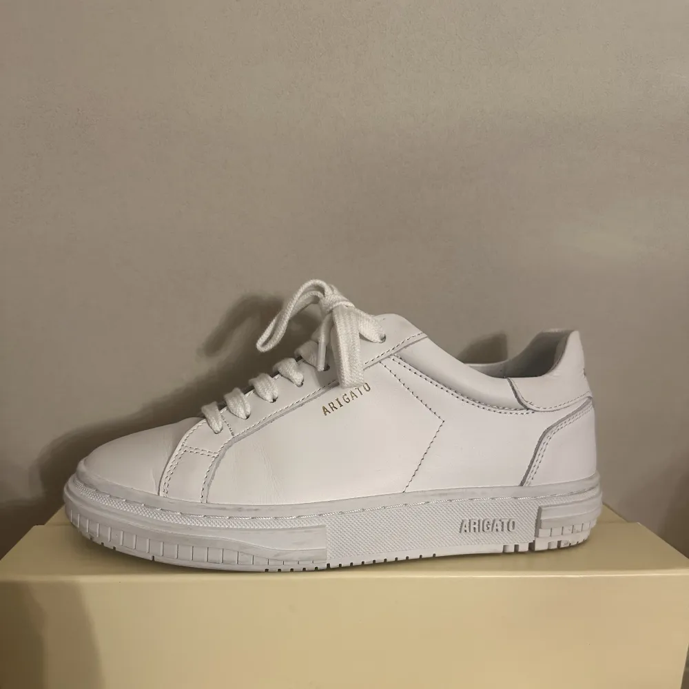 Helt nya arigato sneakers (Atlas sneaker white) i strl 36🫶🏼 Använda ett fåtal gången därför i väldigt bra skick! Nypris 2550kr. Skor.