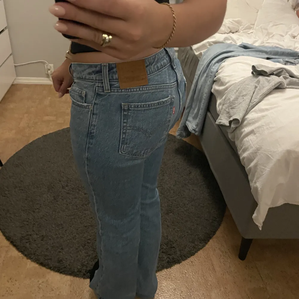 säljer mina oanvända levis jeans i modellen low pitch boot i storlek 28 och längd 31💗. Jeans & Byxor.