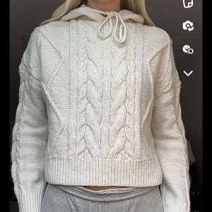 Kabelstickad hoodie - Stickad hoodie med glitter detaljer i strl xs (passar S med)🌙 SÅ UNIK & går inte att få tag på längre! Köpt för 450 kr💘ÄLSKAR denna! 🥰 den är helt klart ett statement plagg🥺 sticks INTE. Jag är 171 cm lång!