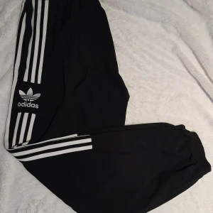 Adidas byxor st M - Säljer ett par adidas byxor storlek M i nyskick då dom endast är använda fåtal gånger inomhus.   Finns ingenting att anmärka på byxorna.  