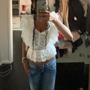 Söt vit blus - En super söt blus som är i spetsmaterial🩷