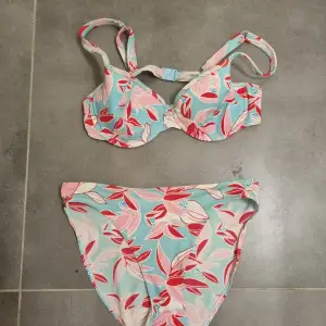 Min första bikini , fungerar perfekt för en smygtransa som börjar visa sig ute :) Köpare betalar frakten.  40 i trosa 80 c i bh 