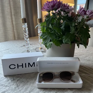 Chimi 01 ecru - Säljer ett par chimis solglasögon pga av köp av ny model .Väldigt fint skick kartong och fodral medföljer.frakt ingår ord pris 1250kr