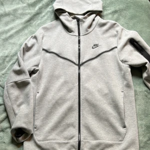 Nike tech fleece - Nike Sportwear tech fleece Nästan helt oanvänd  Storlek M