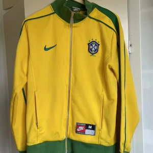 Brasilien fotbollsjacka - Använd en gång. Skick enligt bild.