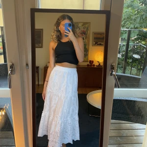 Vit lång kjol  - Gullig vit lång kjol men volanger.💖