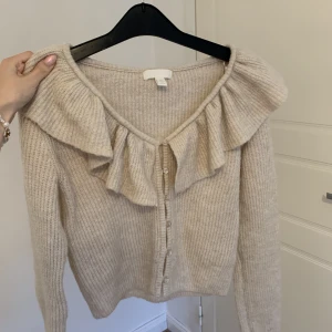 Stickad topp - Sparsamt använd Söt stickad topp/cardigan från h&m i ljusbeige☺️