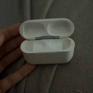Airpods skal - skal som jag säljer då jag tappade bort airpodsen den ser ganska använt ut det är därför jag säljer billigt  laddare kan fixas med om jag har extra 