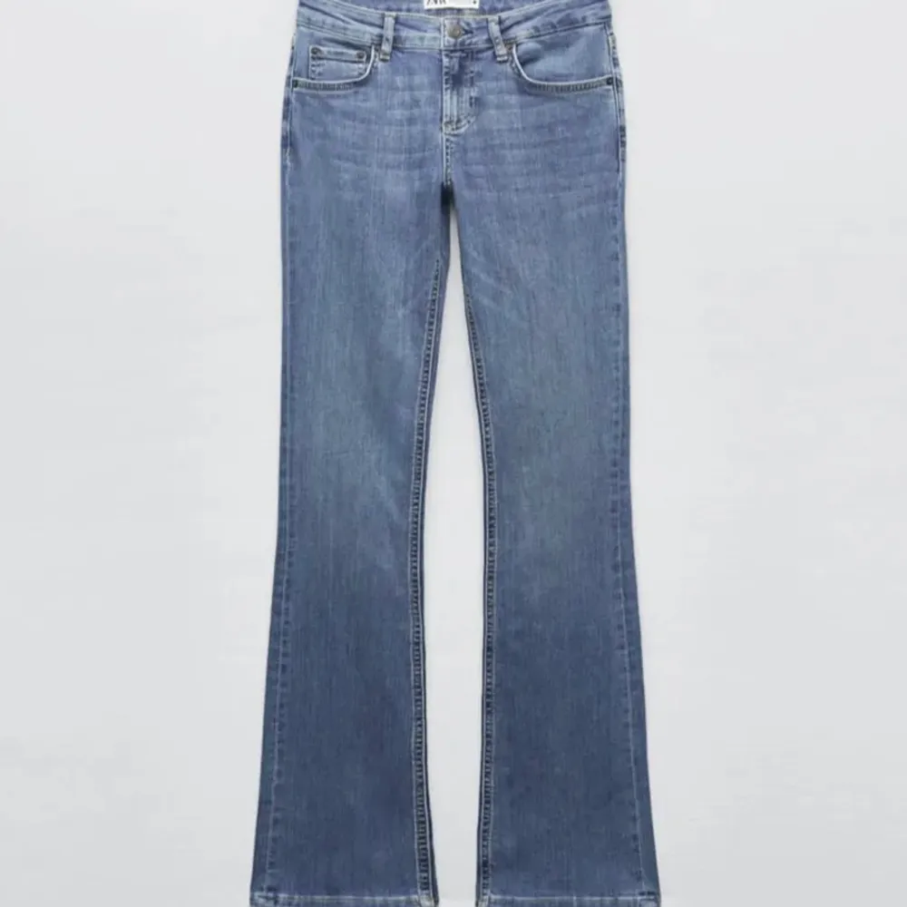 Säljer dessa superfina lågmidjade flare/ bootcut jeans från Zara!🥰 Säljer då de är för långa för mig💗. Jeans & Byxor.