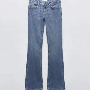 Säljer dessa superfina lågmidjade flare/ bootcut jeans från Zara!🥰 Säljer då de är för långa för mig💗