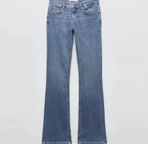 Zara Lågmidjade Flare Jeans - Säljer dessa superfina lågmidjade flare/ bootcut jeans från Zara!🥰 Säljer då de är för långa för mig💗