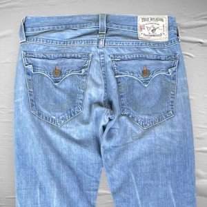 True religion 604 - True religion Ricky , 💜midja rakt över, 41cm💜innerben, 790cm💜ytterben, 95cm💜benöppning, 21cm💜modell 180cm💜 