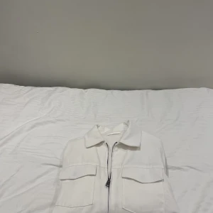 Mango overshirt  - Säljer min overshirt för den inte passade använd ett antal gånger,  inga hål eller några skavanker, perfekt för sommar kvällar,höst och vår. Hör av er om ni har några funderingar. Ny pris runt 1000-1200