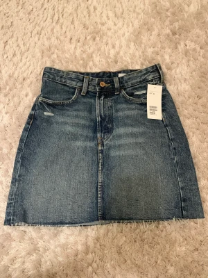 Jeanskjol💙 - Helt ny jeanskjol från HM i storlek 36/S, säljes då den aldrig kommit till användning. 