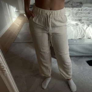 beiga linnebyxor - säljer ett par beiga linnebyxor, perfekta nu när det börjar bli lite varmare ute😍 Jag är 160 cm lång