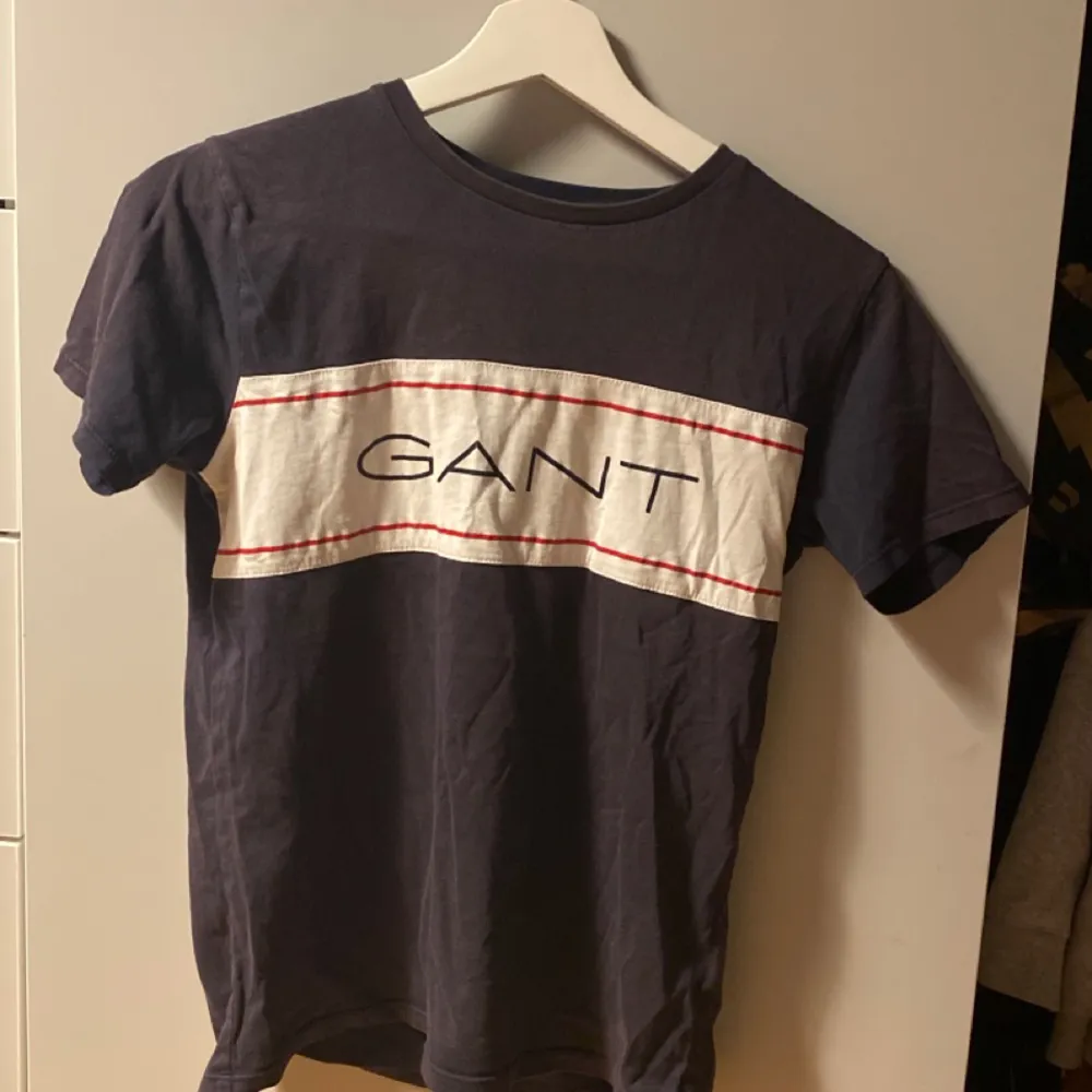 Gant t-shirt senast använd ca 2 år sedan, bra skick. Gör av dig vid minsta intresse, orginal pris runt 400kr. T-shirts.