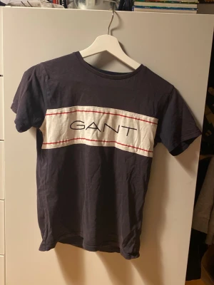 Gant t-shirt - Gant t-shirt senast använd ca 2 år sedan, bra skick. Gör av dig vid minsta intresse, orginal pris runt 400kr