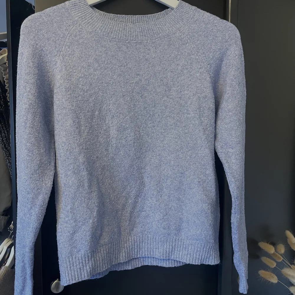 Stickad tröja i ljusblå från Vero Moda i storlek XS 💙 säljer för 200kr!. Stickat.