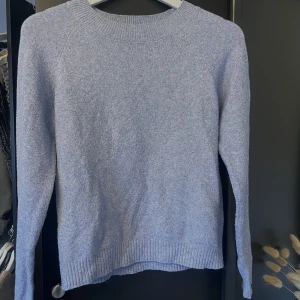Blå stickad tröja - Stickad tröja i ljusblå från Vero Moda i storlek XS 💙 säljer för 200kr!