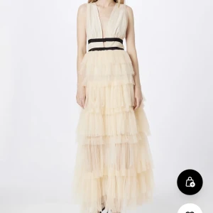 True decadence - Festklänning  - Säljer denna slut sålda true decadence   Festklänning- beige eftersom att jag  att råka beställa den i fel storlek (s,38). Även oanvänd. Orginal pris 2000💗 priset kan diskuteras privat💗