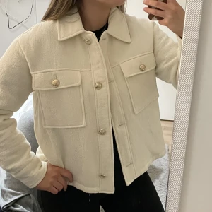 Zara jacka  - Vadderad kort jacka med guldknappar, perfekt nu inför våren! Den är helt oanvänd med prislappar kvar 💕
