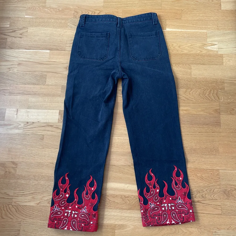 Säljer mina Jaded London Jeans i storlek 30. Knappt använda och i nyskick. Nypris omkring 1000 SEK. Jeans & Byxor.