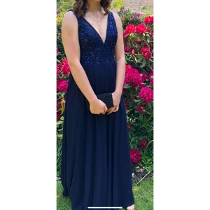 Balklänning MoriLee - Superfin balklänning från MoriLee av Madeleine Gardner. Endast använd en gång så i nyskick, alltid förvarats försiktigt. Storlek UK 8 så mortsvarar storlek 38. Orginalkvitto finns. 1500kr eller bud. 