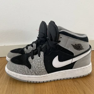 Air Jordan 1 Mid Elephant Print  - Air Jordan 1 Mid Elephant Print  Inköpta i USA i november 2022. Använda enstaka gånger. Stl 36,5 (us 4,5Y) Nypris 149 US dollar