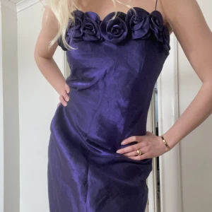 Långklänning  - Vintage violett långklänning med trendiga detaljer. Är något för kort på mig (175cm) Säljer där av till ett billigt pris då den inte kommer till användning🌸