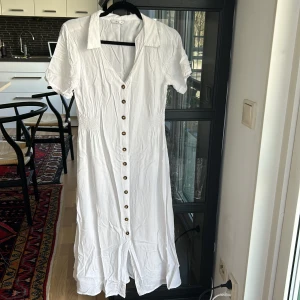 Vit skjortklänning  - Ellos, storlek 40 men funkar på en 38.