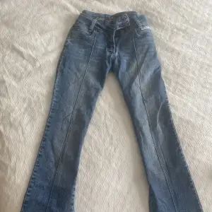 Säljer ett par ärvda retro-jeans Från 90talet super fint skick!  Low waist, storlek står ej men dom är små så skulle säga xs  Det är en knapp på Insidan som saknas, inget som behövs då man kan stänga på utsidan och det syns inte. Mått är 78x78