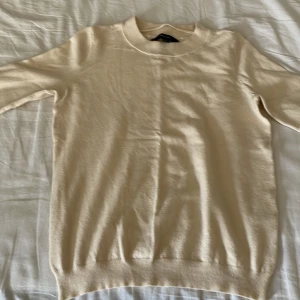 Tröja - Säljer en långärmad tunnstickad tröja från Vero Moda i storlek XS då den blivit för liten