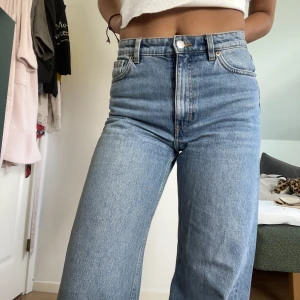 Jeans - Jättefina högmidjade jeans från Monki. Mycket välbehållna! 