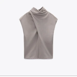 Zara topp - En as snygg unik topp från zara💕 Älskar men den e lite för kort för min smak💕Knappt använd o i väldigt bra skick!