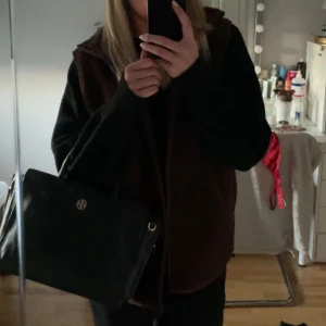 Brun teddy väst - Säljer nu denna super mysiga och fina Teddyväst som ej är använd❤️ köparen står för frakten