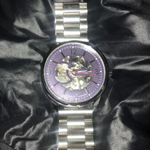 Klocka  - Italiensk ”Martyn Line” automatiskt klocka (utan batteri).Funkar perfekt, har bytt band från läder till metall band.glaset är sprucken på baksidan av klockan men har tejpat och den syns inte när man har på sig klockan! 