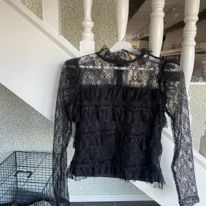 By malina Topp - Säljer min superfina topp från by malina. Jättefint skick och så fin nu till fester framåt våren. 