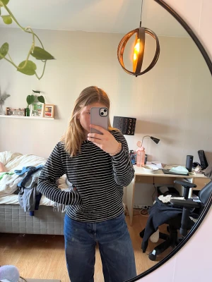 Randig tröja - Gullig tröja från Wera 💞 lite tjockare i materialet så inte riktigt som en vanlig bomullströja  Skriv om du har frågor eller funderingar, och köparen står för frakten 💞