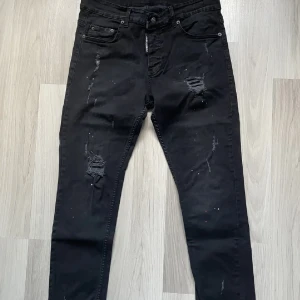  Dsquared2 jeans  - säljer dsquared2 jeans för dom är inte min storlek längre men jätte snygga dsquared2 jeans