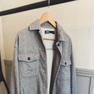 Kappa - Säljer min korta super fina kappa ifrån Zara. Inga defekter och helt ny❤️