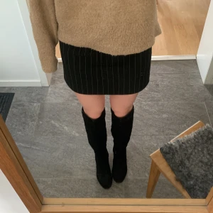 Boots i mocka - Snygga svarta mocka-boots. Är lite smutsiga, vilket är varför jag säljer billigt. Tror dock att det går att tvätta bort. Är i storlek 40 men funkar för mig som har 39 om man lägger i en sula. Skriv vid frågor💗